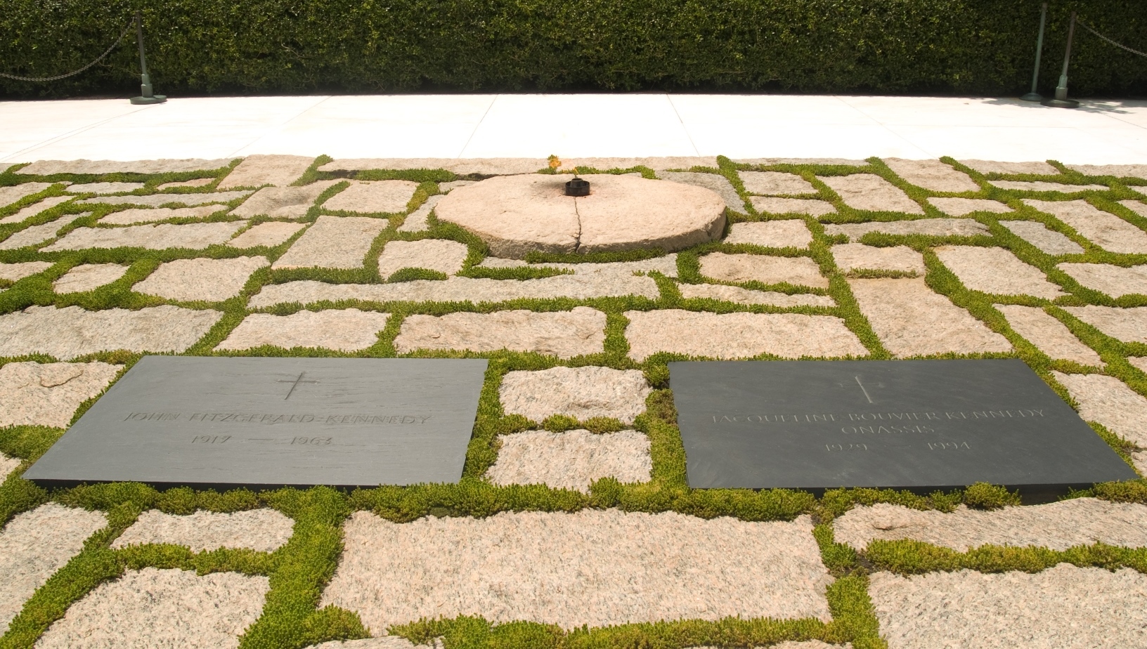 graves of john and jacqueline kennedy