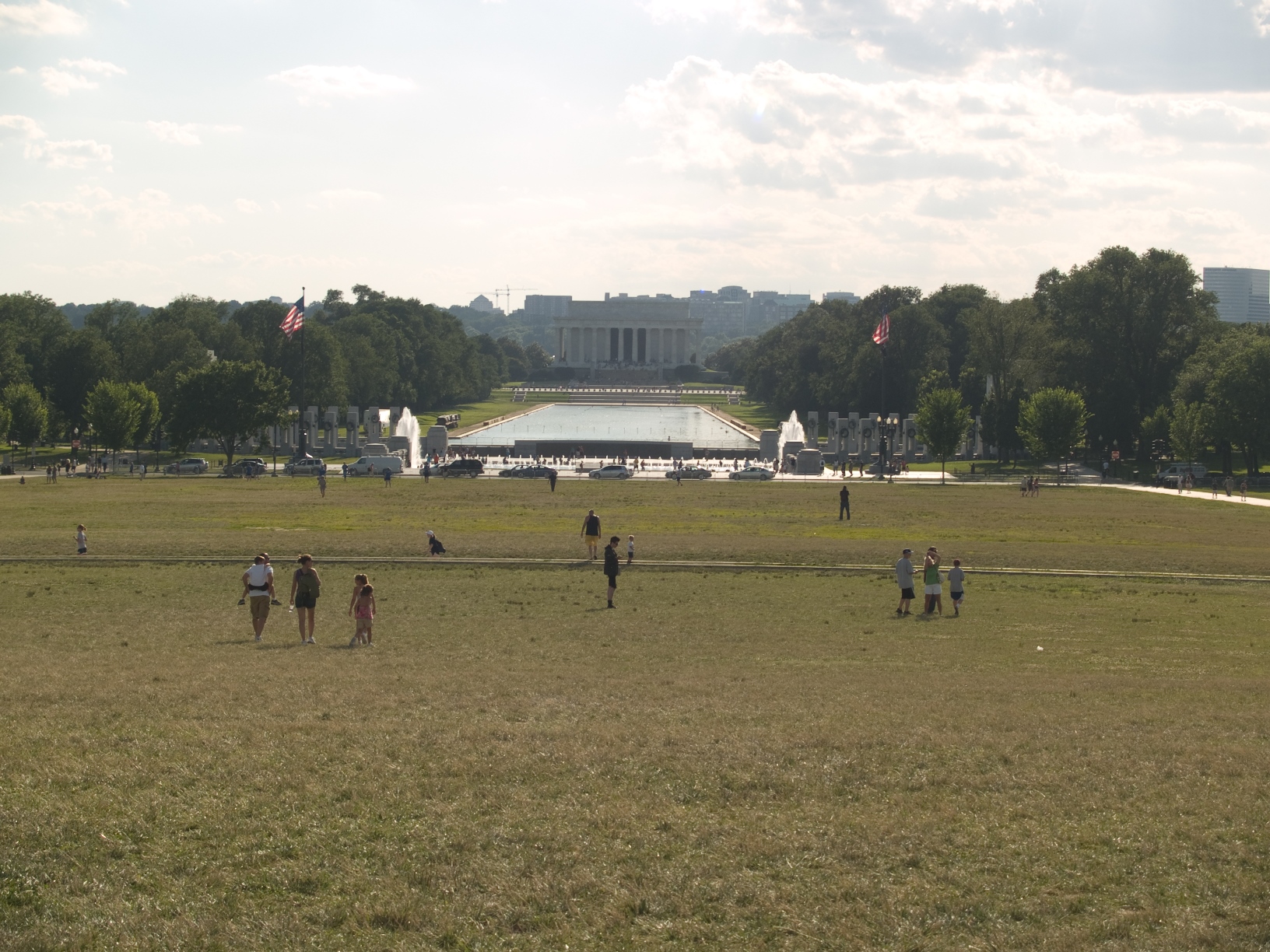 the national mall looking towards the lincoln memorial